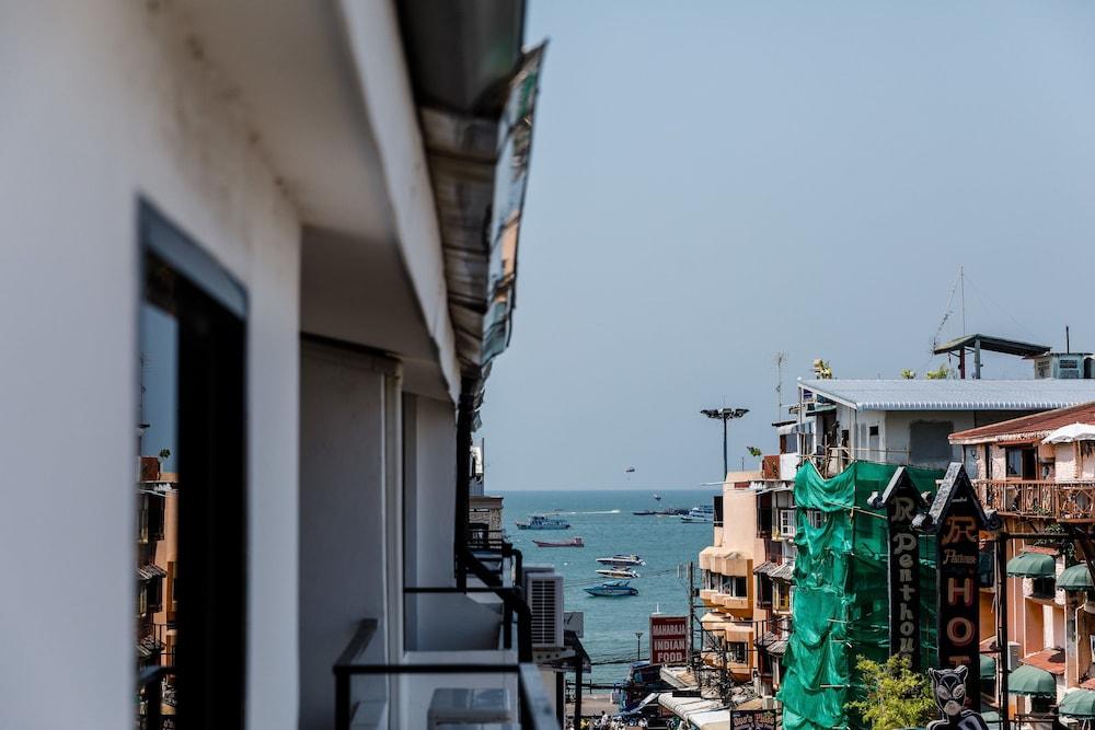 The Classroom Hotel Pattaya Luaran gambar