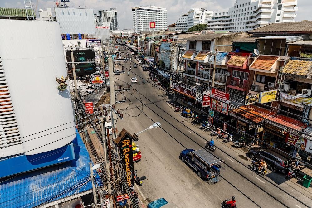 The Classroom Hotel Pattaya Luaran gambar