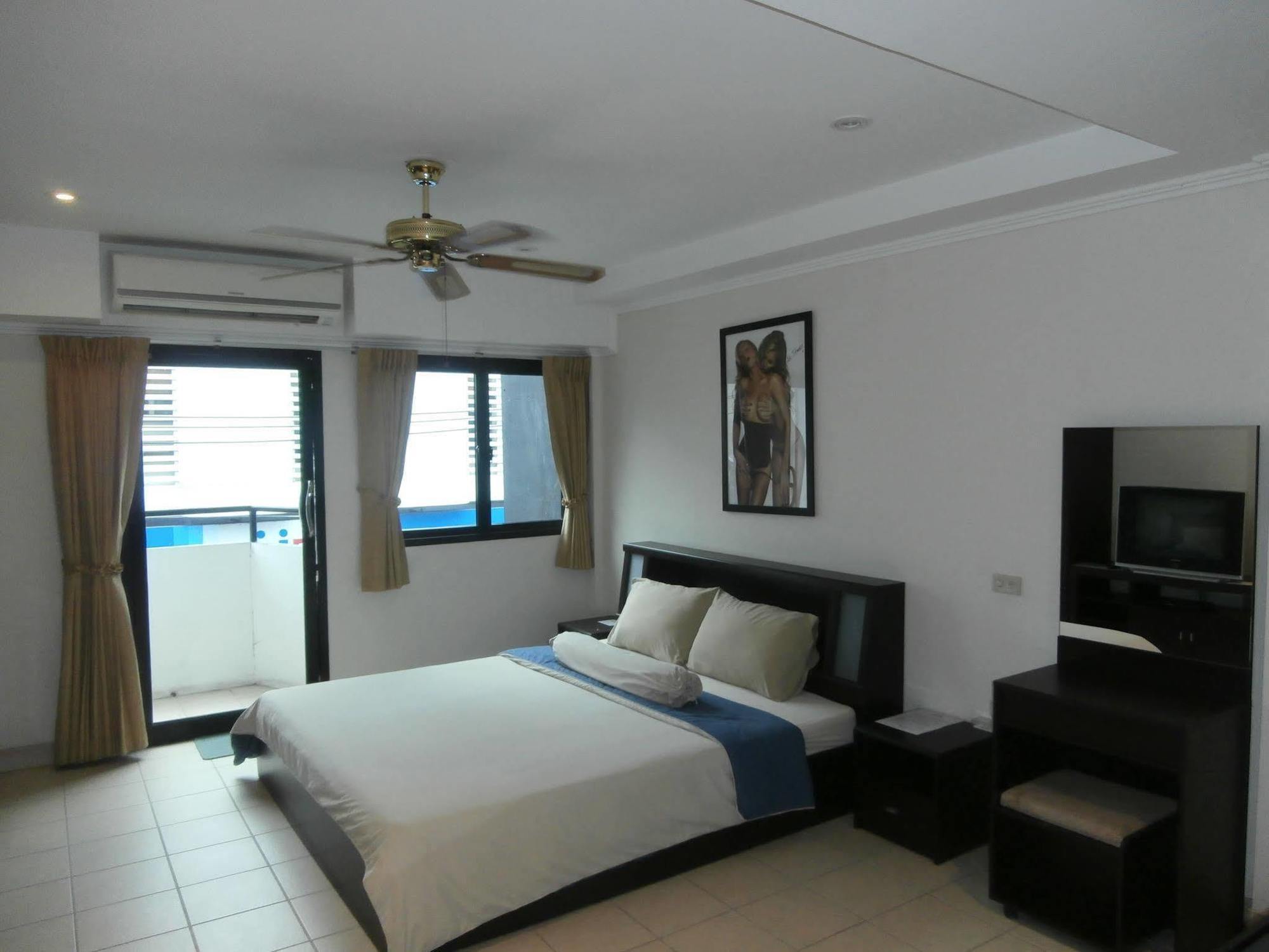 The Classroom Hotel Pattaya Luaran gambar