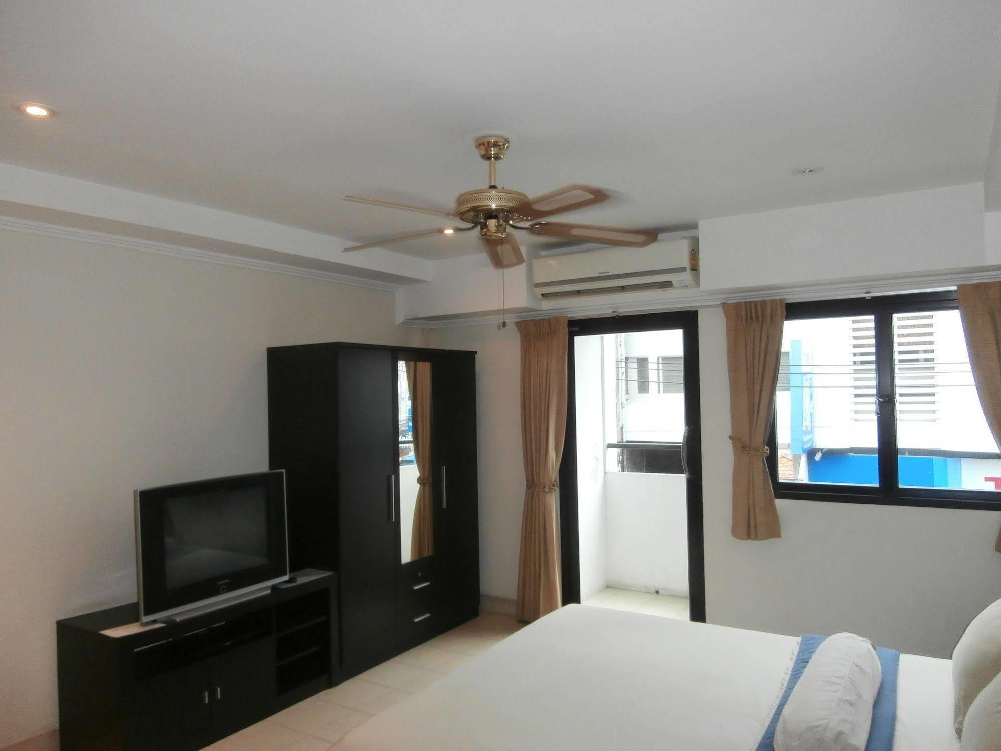 The Classroom Hotel Pattaya Luaran gambar