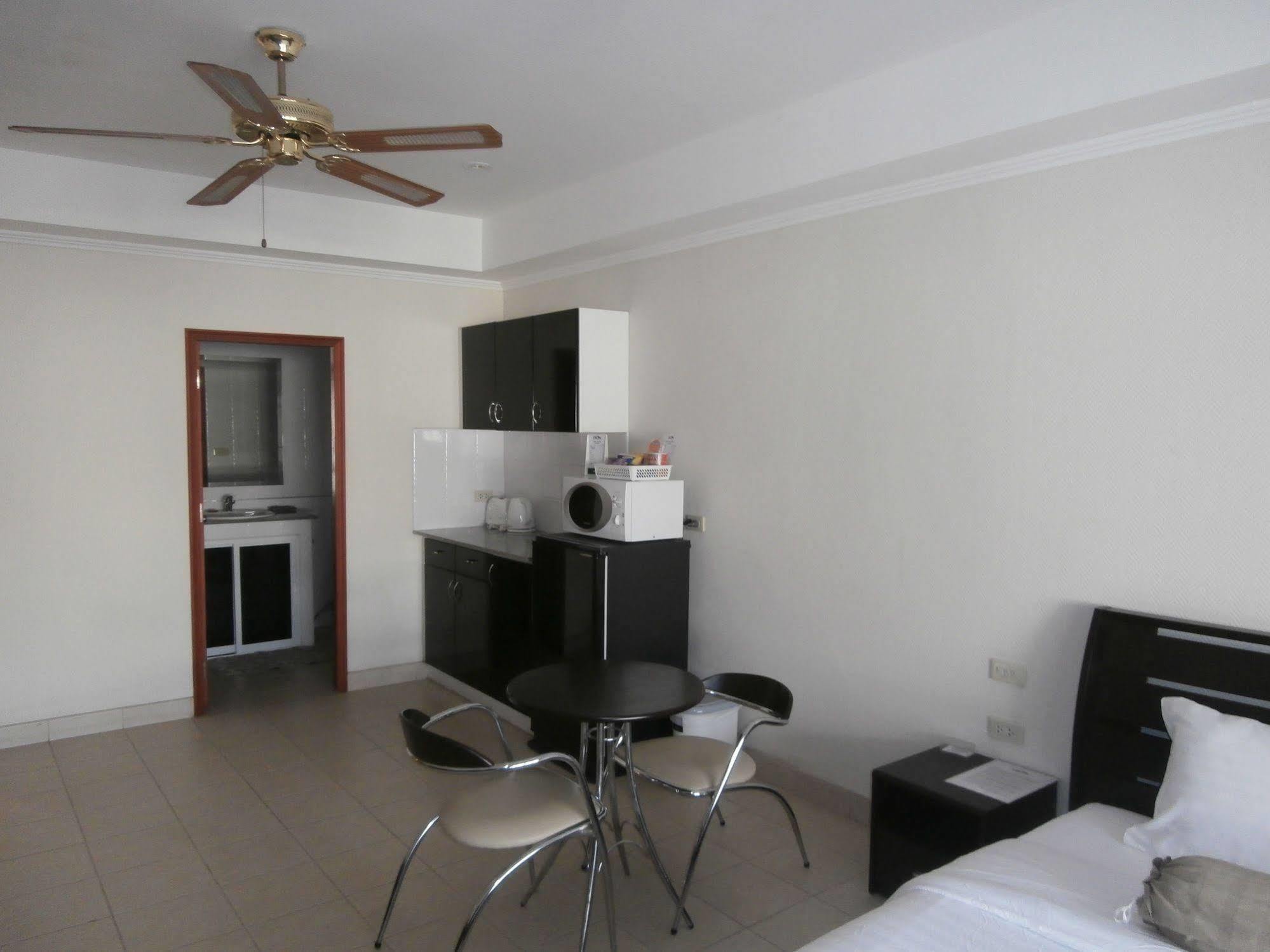 The Classroom Hotel Pattaya Luaran gambar