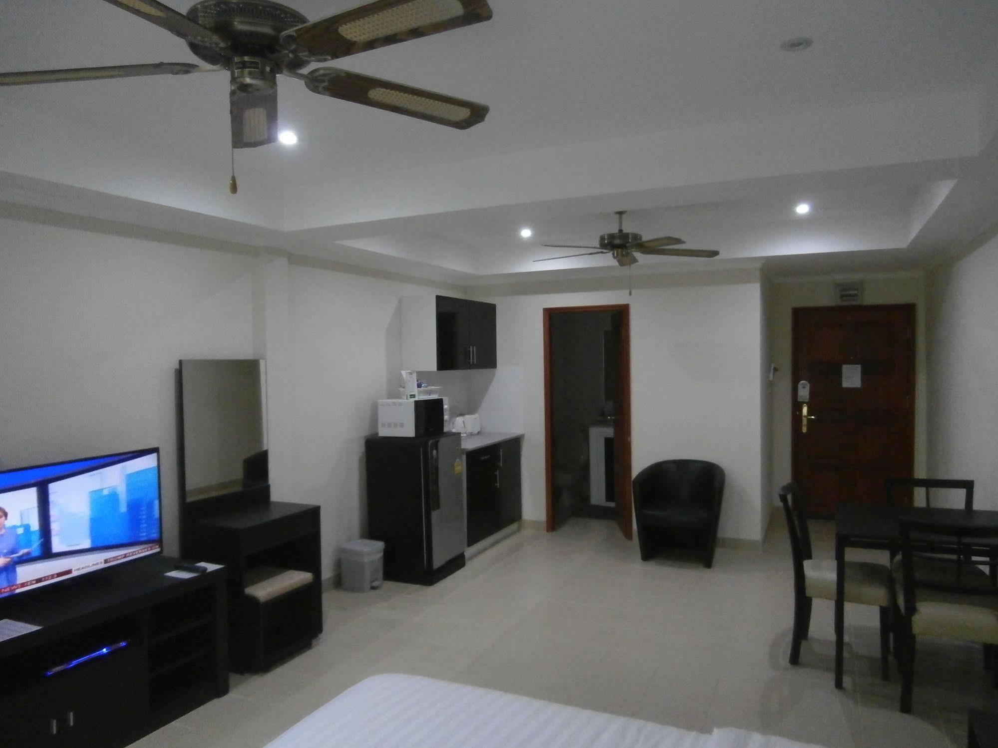 The Classroom Hotel Pattaya Luaran gambar