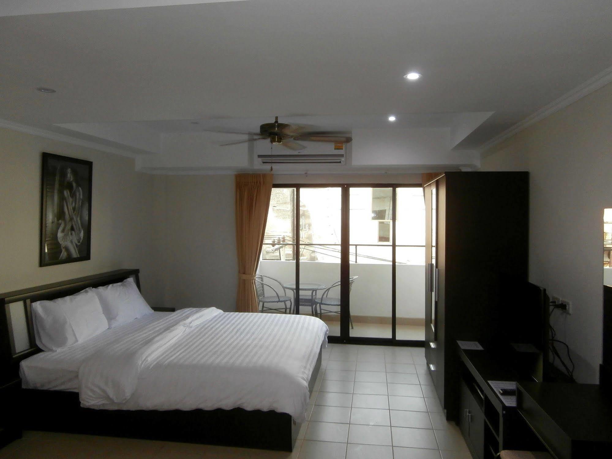 The Classroom Hotel Pattaya Luaran gambar