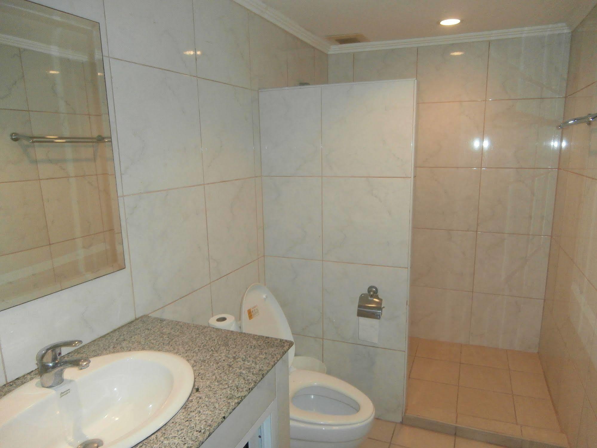 The Classroom Hotel Pattaya Luaran gambar