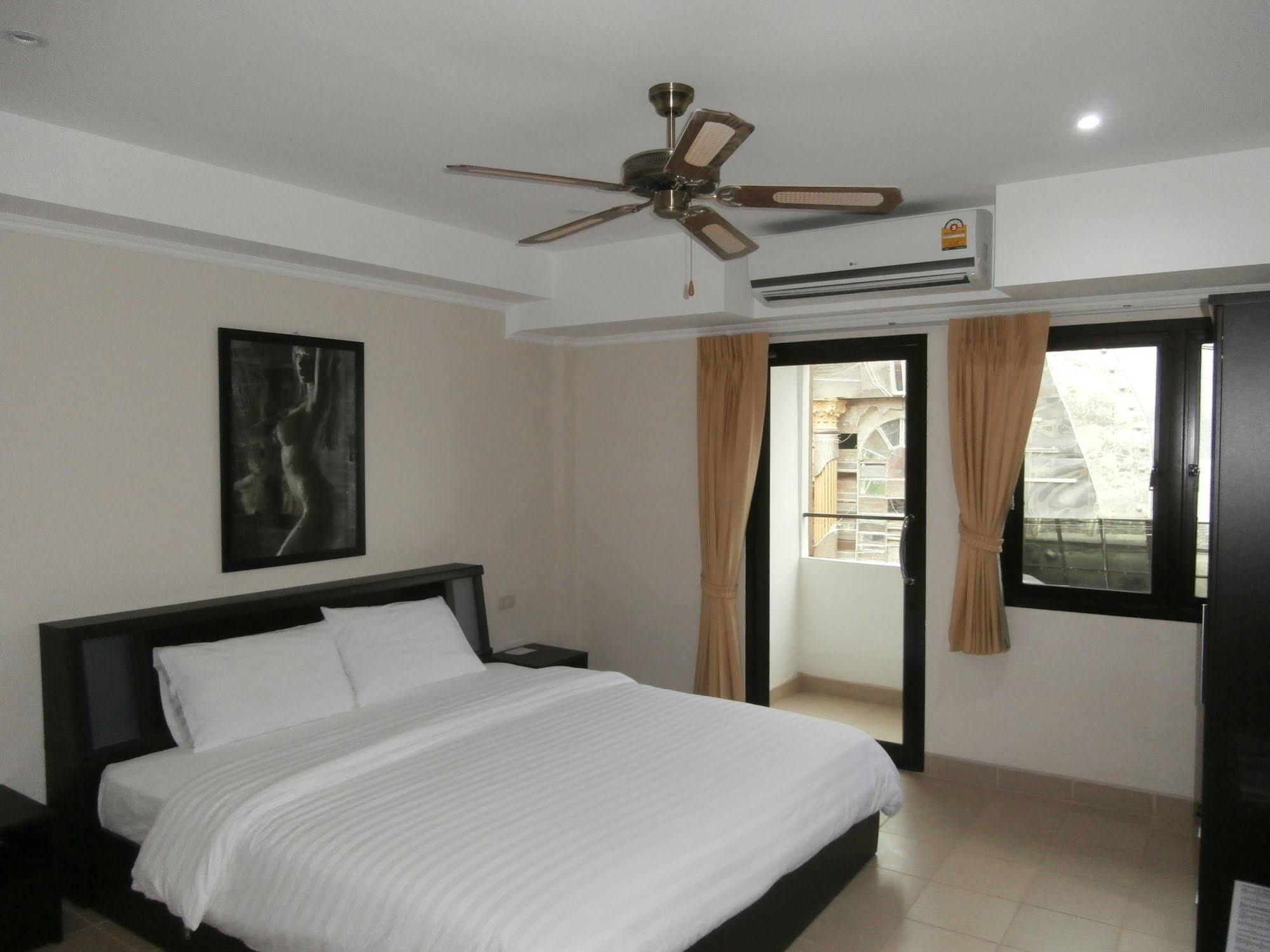 The Classroom Hotel Pattaya Luaran gambar
